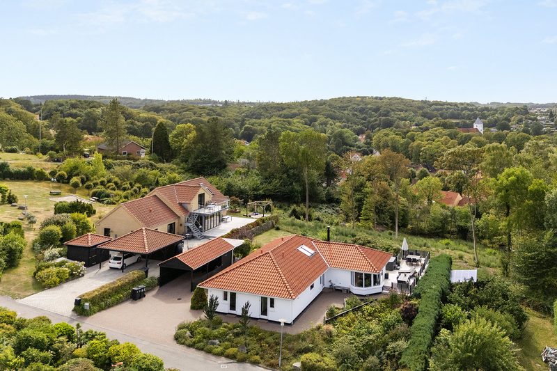 Villa Blanca aus der Luft mit Garten und Carport