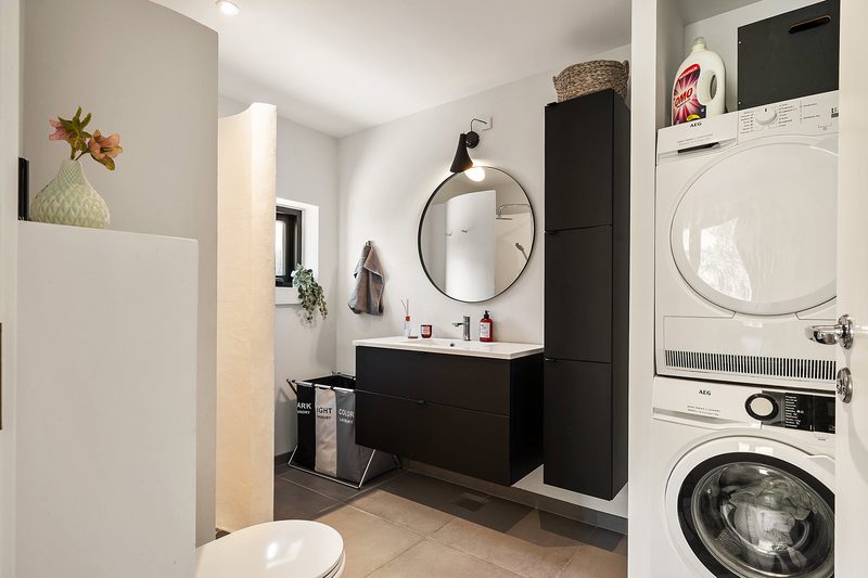 Badezimmer mit Waschmaschine und Trockner