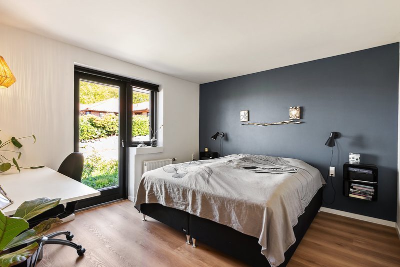Schlafzimmer mit Doppelbett und Arbeitsplatz