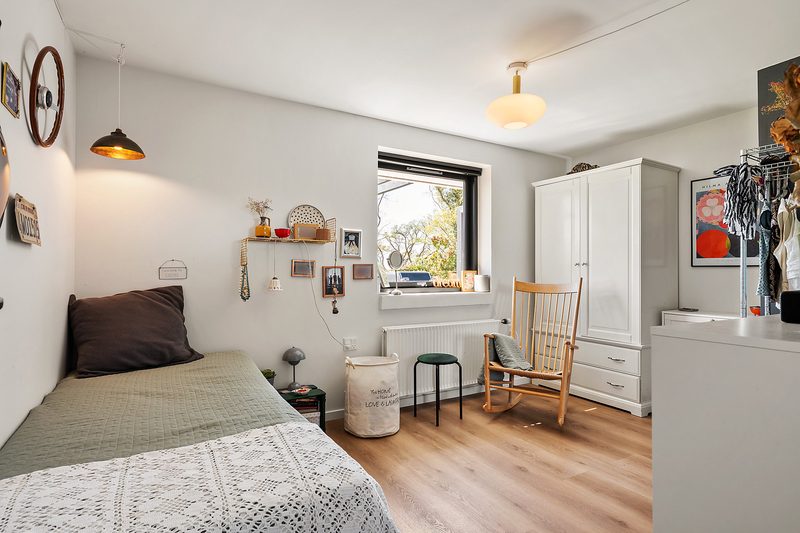 Zimmer mit Einzelbett und Schaukelstuhl