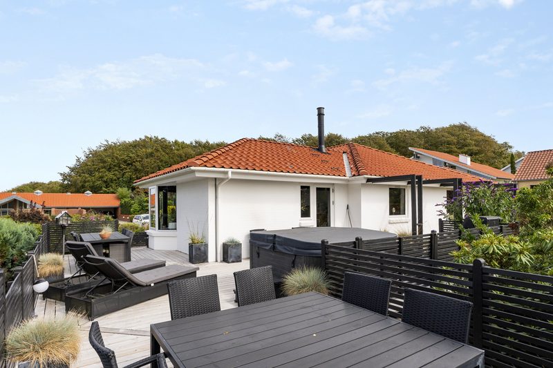 Terrasse und Haus von außen