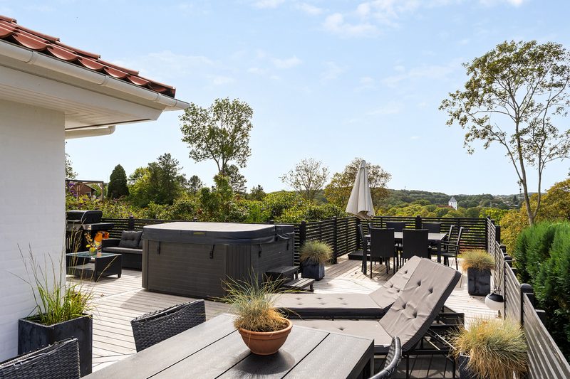 Terrasse mit Whirlpool, Esstisch und Sonnenliegen